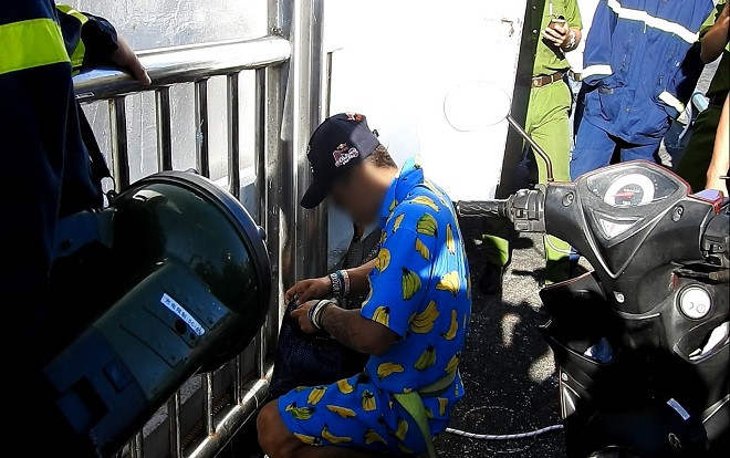 Gần 100 chiến sĩ giải cứu nam thanh niên leo lên đỉnh cầu Thuận Phước quay clip 'sống ảo' Ảnh 2