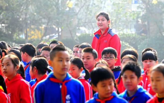 Mới 11 tuổi cao hơn 2m, nữ sinh bỗng trở nên khổng lồ giữa đám bạn Ảnh 2