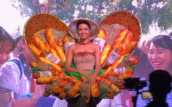 Dù bị chê 'kém sang', Bánh Mì vẫn trở thành Quốc phục chính thức được H'Hen Niê mang đến Miss Universe 2018 Ảnh 2
