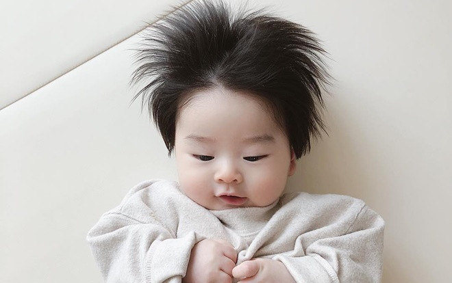 Phát cuồng cậu bé Hàn Quốc với quả đầu chôm chôm đáng yêu đến mức ai cũng muốn đem về nuôi Ảnh 2