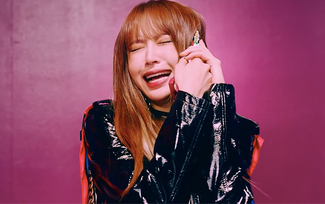 Tưởng đã thoát 'kiếp nằm sàn' nhưng lại quằn quại trong wc: Hani (EXID) hẳn là đã 'đắc tội' với đạo diễn Ảnh 2