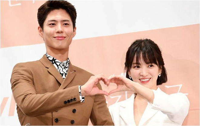 Bỏ Song Joong Ki ở nhà, Song Hye Kyo rạng rỡ sánh vai cùng 'tình mới' Park Bo Gum Ảnh 2