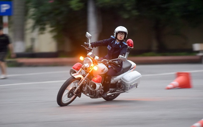 Mãn nhãn xem nữ sinh Cảnh sát trổ tài lái môtô phân khối lớn cực điệu nghệ Ảnh 2