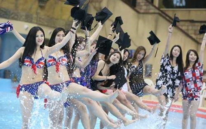 Dân mạng phẫn nộ chuyện sinh viên Y khoa bị nhà trường yêu cầu ăn mặc gợi cảm để khoe đường cong trong lễ tốt nghiệp Ảnh 2