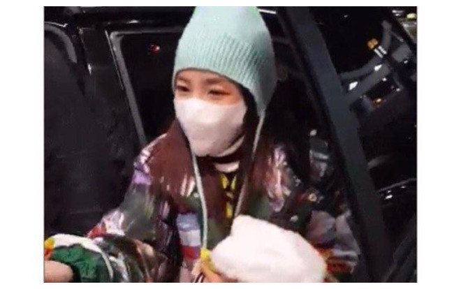 Diện thời trang 'khó hiểu' ra sân bay, Dara (2ne1) bị cư dân mạng chê bai vì 'quá lố' Ảnh 2