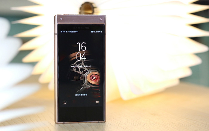 Cận cảnh smartphone nắp gập tuyệt đẹp của Samsung, đắt gấp 2 lần iPhone Xs Max Ảnh 2