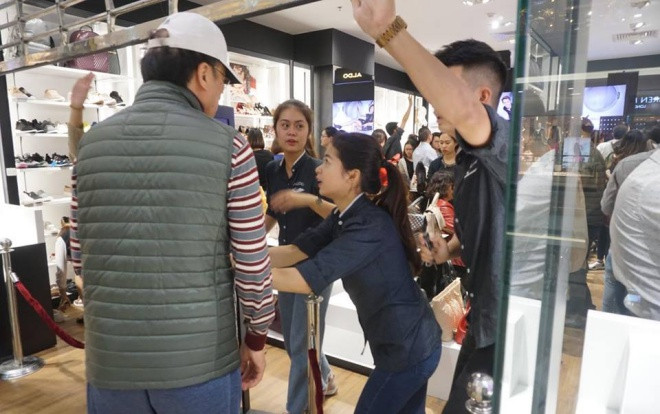 Vừa mở chưa đầy 10 phút, cửa hàng phải đóng cửa ngày  Black Friday vì quá tải Ảnh 2