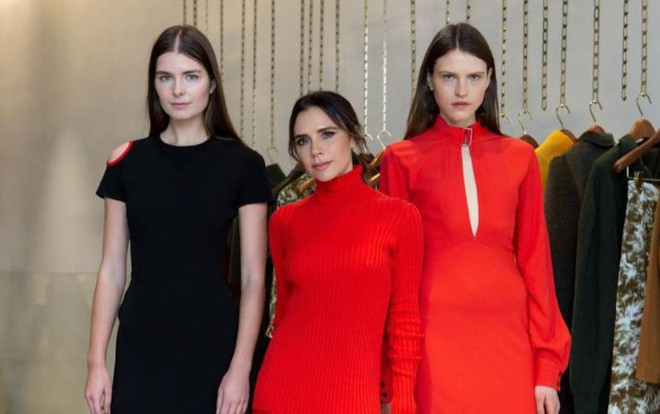 Victoria Beckham 'rực đỏ' kín đáo trong buổi ra mắt bộ sưu tập mini tại London Ảnh 2