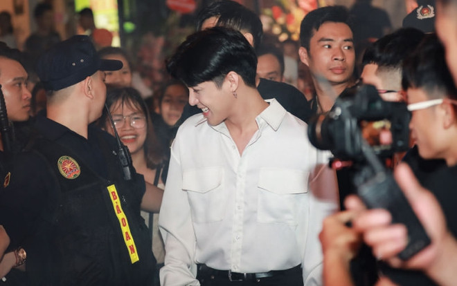 Thương lắm Noo ơi: Ngã xước hết tay chân vẫn 'thấy có lỗi' khi fan bị bảo vệ xô đẩy! Ảnh 2