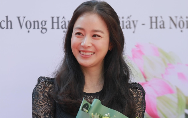 Kim Tae Hee xuất hiện trẻ trung, rạng rỡ trong vòng tay chào đón của 'biển người' hâm mộ xứ Hà Thành Ảnh 2