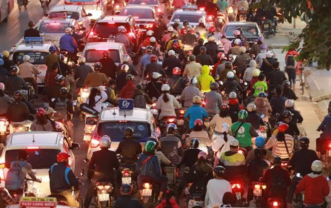 Đổ xô đi mua hàng giảm giá cuối ngày Black Friday, nhiều tuyến phố Thủ đô tắc nghẽn nghiêm trọng Ảnh 2