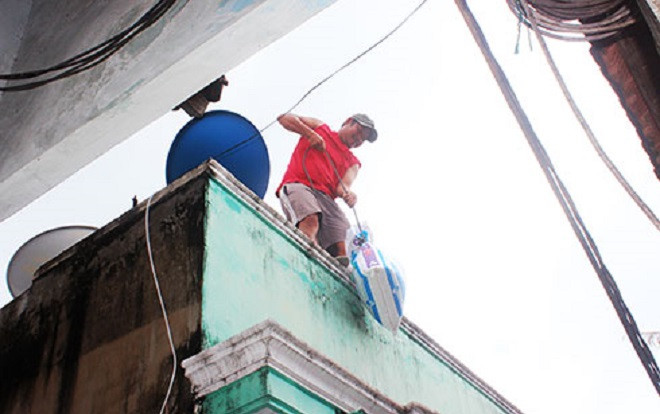 Bão số 9 giật cấp 12 đang đe dọa nhiều tỉnh ra lệnh cấm biển và di chuyển người dân đến nơi an toàn Ảnh 2