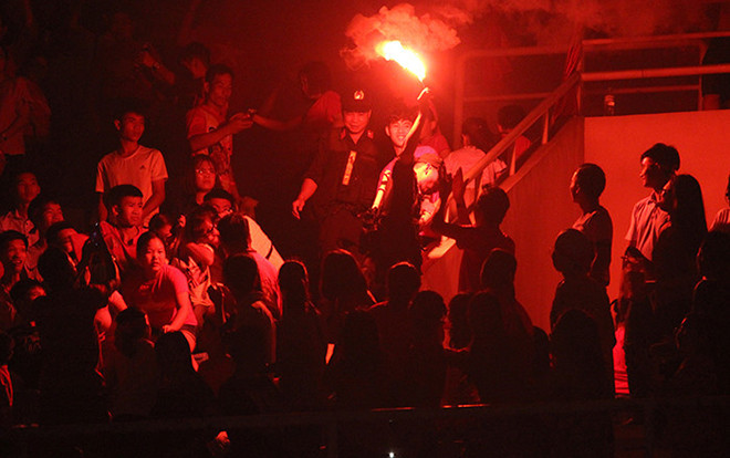 Vì sao CĐV Việt Nam thích đốt pháo sáng tại AFF Cup 2018? Ảnh 2