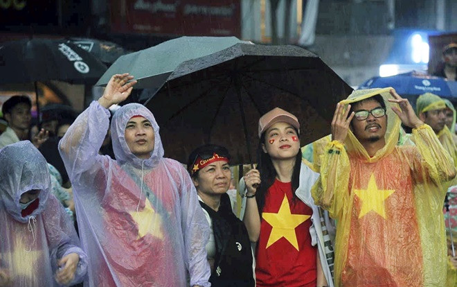Hoãn xem ĐT Việt Nam - Campuchia vì bão số 9 Ảnh 2