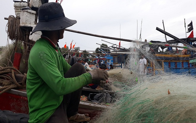 Chùm ảnh người dân Sài Gòn đội mưa di tản đến trường học để tránh bão số 9 Ảnh 2