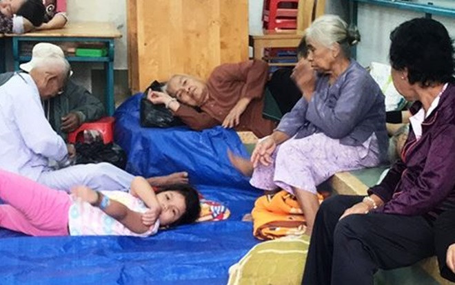 Cần Giờ xuất hiện mưa lớn, người dân hối hả sơ tán Ảnh 2