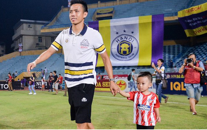 Con trai Văn Quyết chờ bố 'xé lưới' Campuchia làm quà sinh nhật Ảnh 2