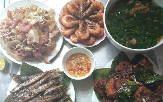 Khoe mâm cơm đầy ú ù đồ ăn giá 300k cho 4 người, cô gái bị hội chị em chê tiêu hoang Ảnh 2