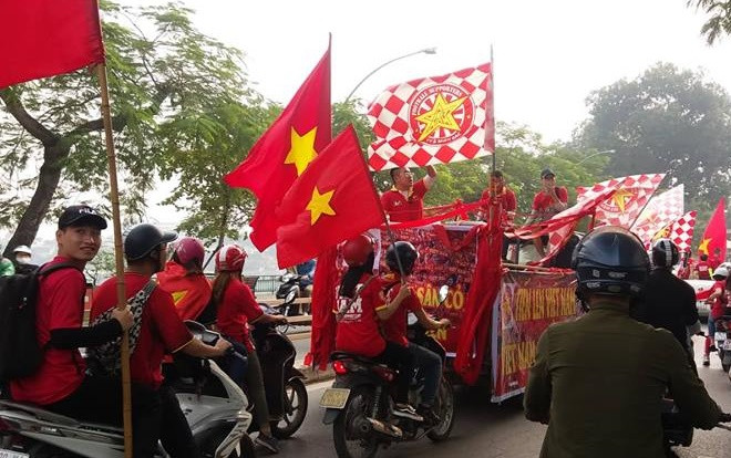 Hàng trăm cổ động viên diễu hành, đốt pháo sáng trước trận Việt Nam - Campuchia Ảnh 2