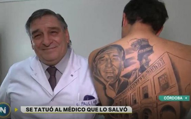 Bệnh nhân xăm hình bác sĩ cứu mình khỏi ung thư lên lưng Ảnh 2