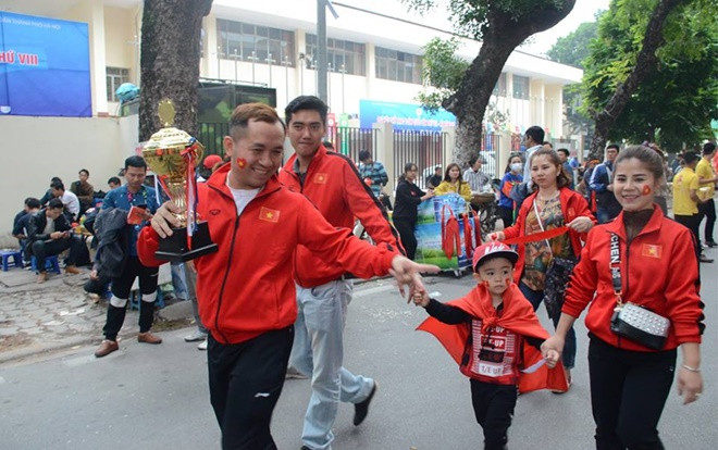 Chùm ảnh: Người dân háo hức đi cổ vũ đội tuyển Việt Nam tại sân Hàng Đẫy Ảnh 2