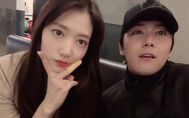 Bỏ rơi Hyun Bin, Park Shin Hye 'hẹn hò' cùng bạn thân Lee Hong Ki (FTISLAND) Ảnh 2