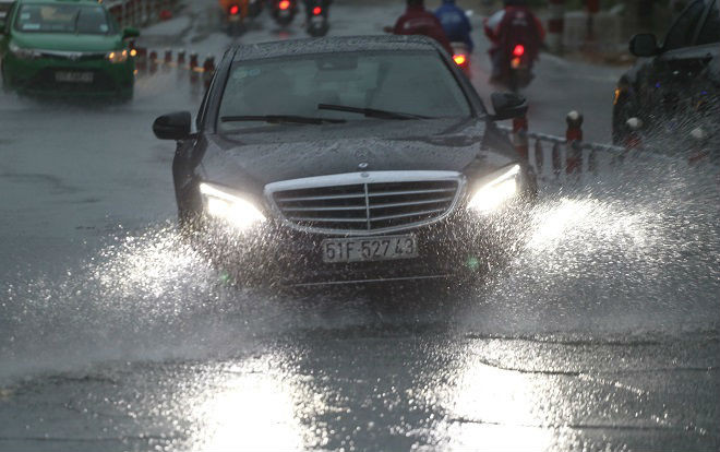 Người Sài Gòn lao đao trong biển nước vì mưa to gió giật mạnh do ảnh hưởng của bão số 9 Ảnh 2