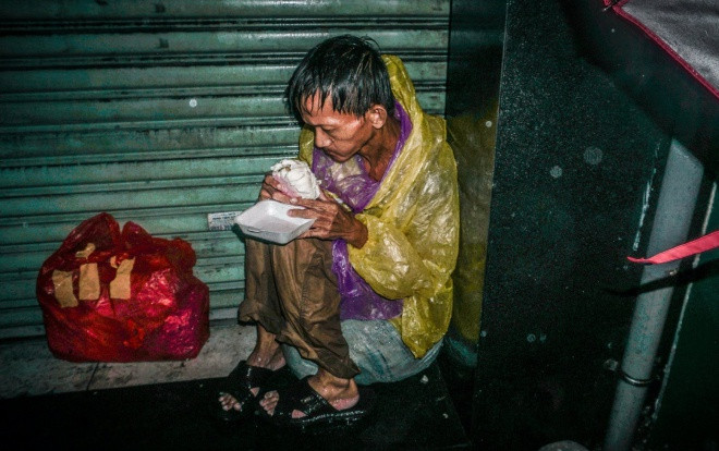 Ông lão ngồi co ro chịu mưa gió khi cơn bão số 9 đổ bộ Sài Gòn: Phận vô gia cư, không nhà không cửa biết phải làm sao? Ảnh 2