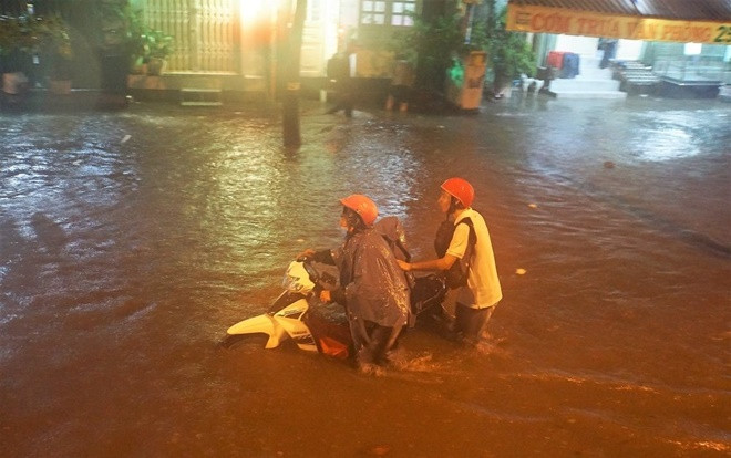 Toàn cảnh bão số 9 gây mưa lớn gió giật mạnh, Sài Gòn tan hoang chìm trong biển nước Ảnh 2