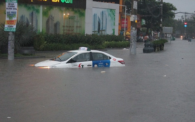 Sau khi càn quét ở Việt Nam, bão số 9 đã suy yếu thành vùng áp thấp tiếp tục di chuyển sang Campuchia Ảnh 2