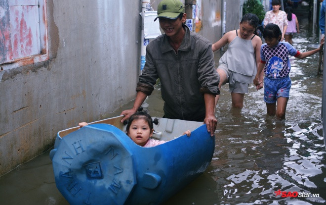 Mưa ngập lịch sử ở TP.HCM: Người dân kết bè thả ra đường, thích thú túm tụm chụp ảnh vui chơi giữa biển nước Ảnh 2