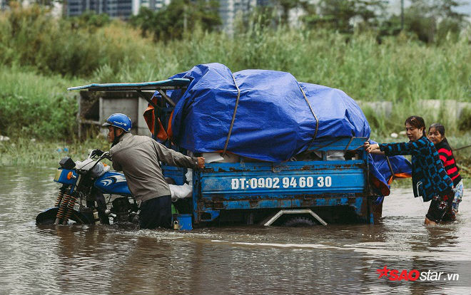 Mưa lũ lịch sử ở TP.HCM: Nước ngập nửa người khiến nhiều xe cộ hư hỏng, rác thải ứ đọng nhiều tuyến đường Ảnh 2