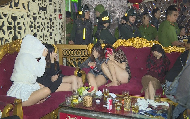 Đột kích 2 quán bar, phát hiện hàng trăm thanh niên nam nữ phê ma túy nhảy múa điên cuồng Ảnh 2