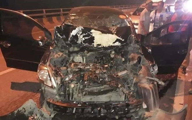 Vừa lái ô tô vừa livestream trên facebook, tài xế lao vào đuôi xe tải chấn thương nặng Ảnh 2