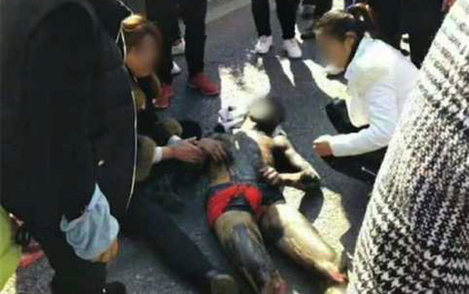 Chú rể mình trần chạy ra đường vì bị bạn quấy rối lúc động phòng Ảnh 2