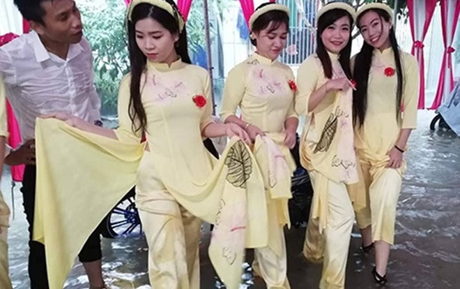 Thêm một đám cưới đúng ngày bão về, cả xóm xông vào tát nước hộ rồi ăn cỗ nhanh nhanh còn chạy lũ Ảnh 2