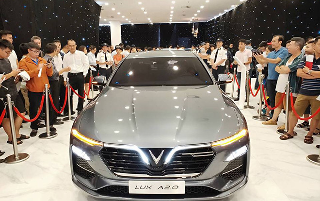 Bất chấp mưa gió bão bùng, dân Sài Gòn nô nức đi xem và đặt xe Vinfast Ảnh 2