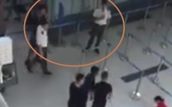 Vụ đánh nữ nhân viên hàng không: Tranh cãi về thái độ 'đứng nhìn' của 3 nhân viên an ninh sân bay Ảnh 2