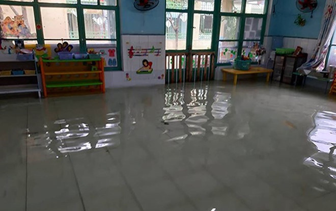 Trường mầm non ngập trong biển nước, hơn 400 học sinh TP.HCM tiếp tục được nghỉ học Ảnh 2