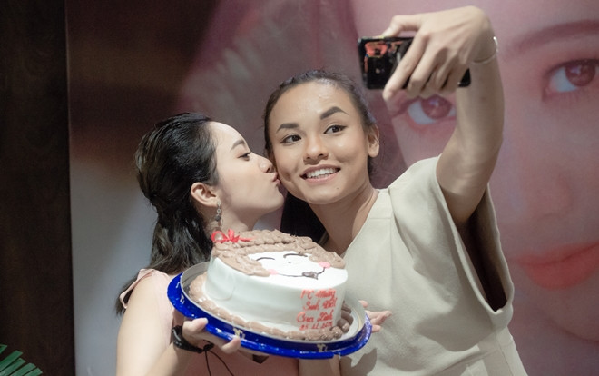 Gia Linh chiêu đãi fan liên khúc acoustic đầy ngẫu hứng, thân thiết bên Mai Ngô ngày sinh nhật Ảnh 2