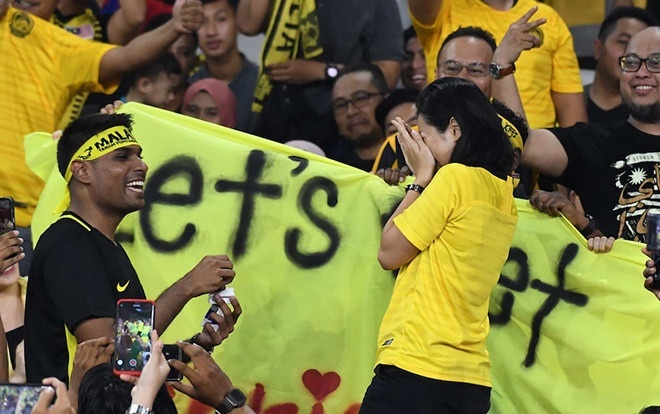 Trò hề nhất lịch sử AFF Cup: Quang Hải 'đấu' đôi tình nhân Malaysia Ảnh 2