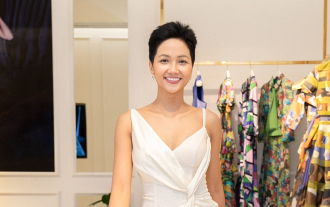 Góc thắc mắc: Đi thi Miss Universe chỉ 15 ngày, H'Hen Niê sẽ mặc sao cho hết 70 bộ trang phục mang theo? Ảnh 2