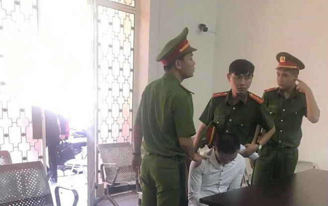 Dùng dao dí vào cổ bé gái 13 tuổi để xâm hại đến mang thai, gã hàng xóm lĩnh 7 năm tù giam Ảnh 2