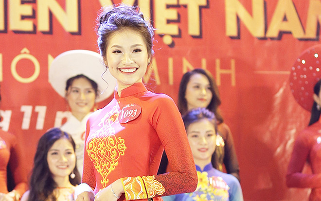 Ngắm những thí sinh đẹp nhất khi trình diễn áo dài trong đêm Bán kết Hoa khôi Sinh viên miền Bắc Ảnh 2