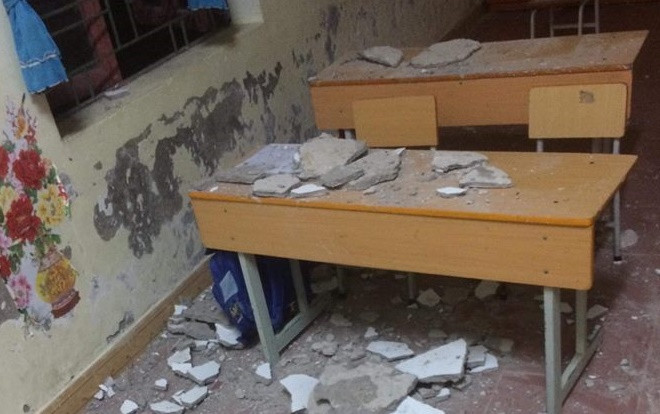 Mảng trần nhà sập rớt trúng đầu khiến 3 học sinh lớp 1 phải nhập viện cấp cứu Ảnh 2