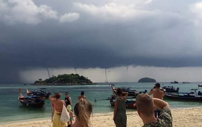 Cận cảnh 4 vòi rồng xuất hiện cùng lúc trên biển Thái Lan - hiện tượng vô cùng hiếm gặp Ảnh 2