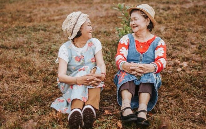 Ghen tị với bộ ảnh đôi bạn già cùng diện đồ đôi, mũ đôi vui vẻ chụp ảnh bên nhau Ảnh 2