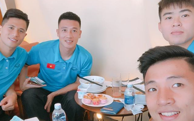 Dàn sao Việt Nam đẹp như tài tử điện ảnh, gây sốt trước giờ sang Philippines Ảnh 2