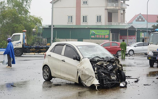 Hà Tĩnh: Ô tô con đâm vào xe tải, 3 người trong một gia đình bị thương nặng Ảnh 2