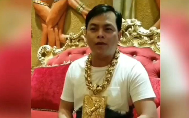 Đại gia Sài Gòn tiếp tục gây 'sốc' khi nâng trình đeo vòng vàng cỡ 'khủng' từ 8kg lên 13kg, khẳng định không dùng facebook Ảnh 2